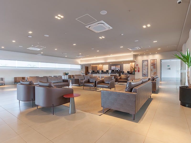 Lobby e recepção do resort com poltronas