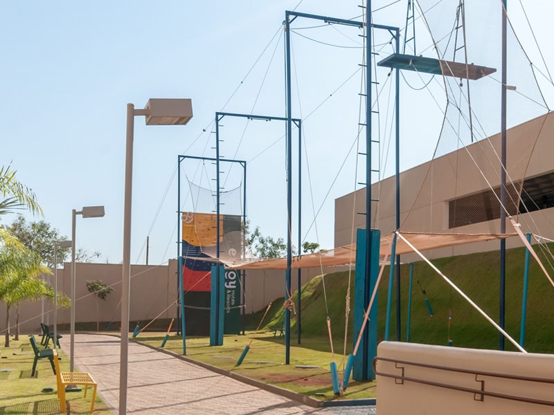 Trapézio e parede de escalada na área de recreação do resort