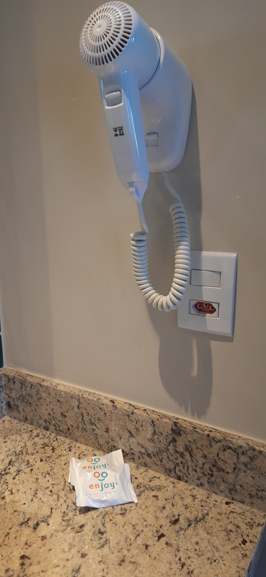 Secador de cabelo e tomada 220V no banheiro