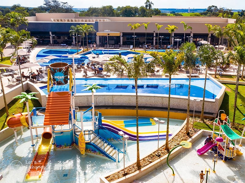 Piscinas e parque aquático infantil com toboáguas