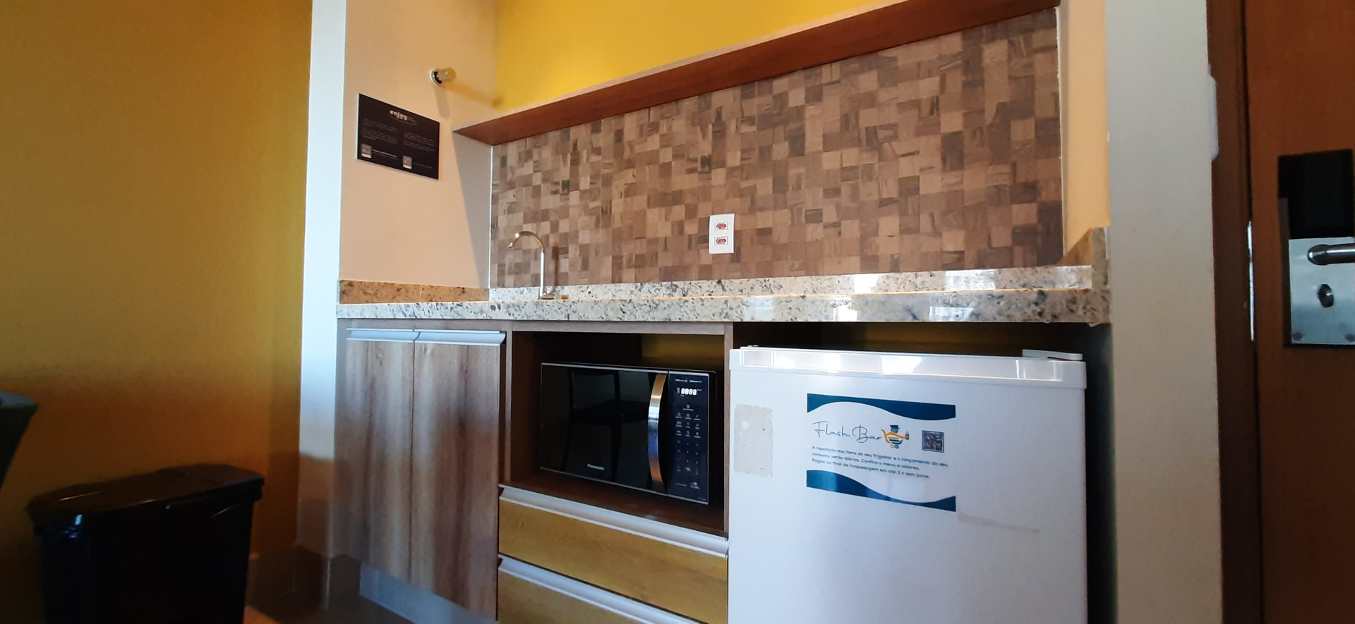 Cozinha americana com micro-ondas, frigobar e armários