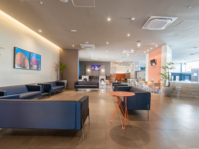 Lounge de convivência do resort com sofás e TV