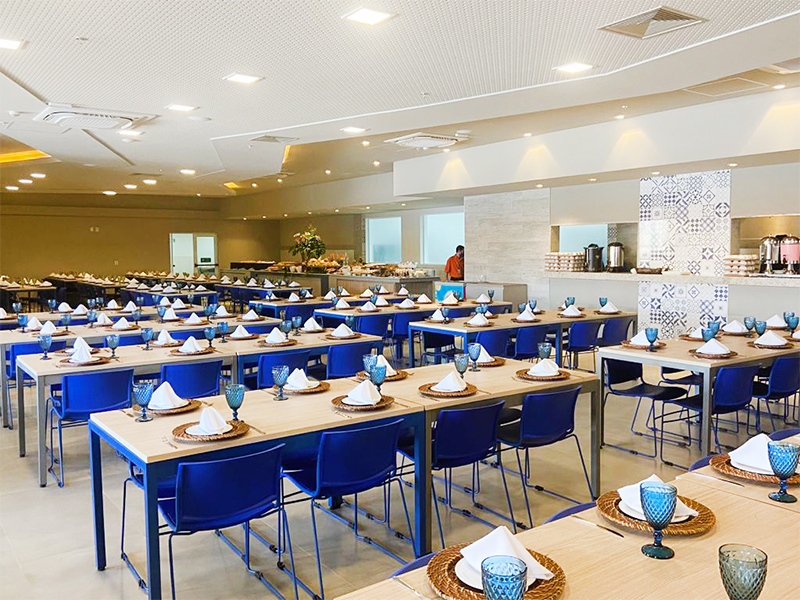 Restaurante do resort com mesas postas para refeição