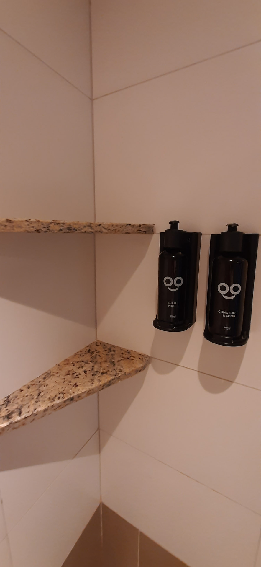 Shampoo e condicionador disponíveis na área de banho