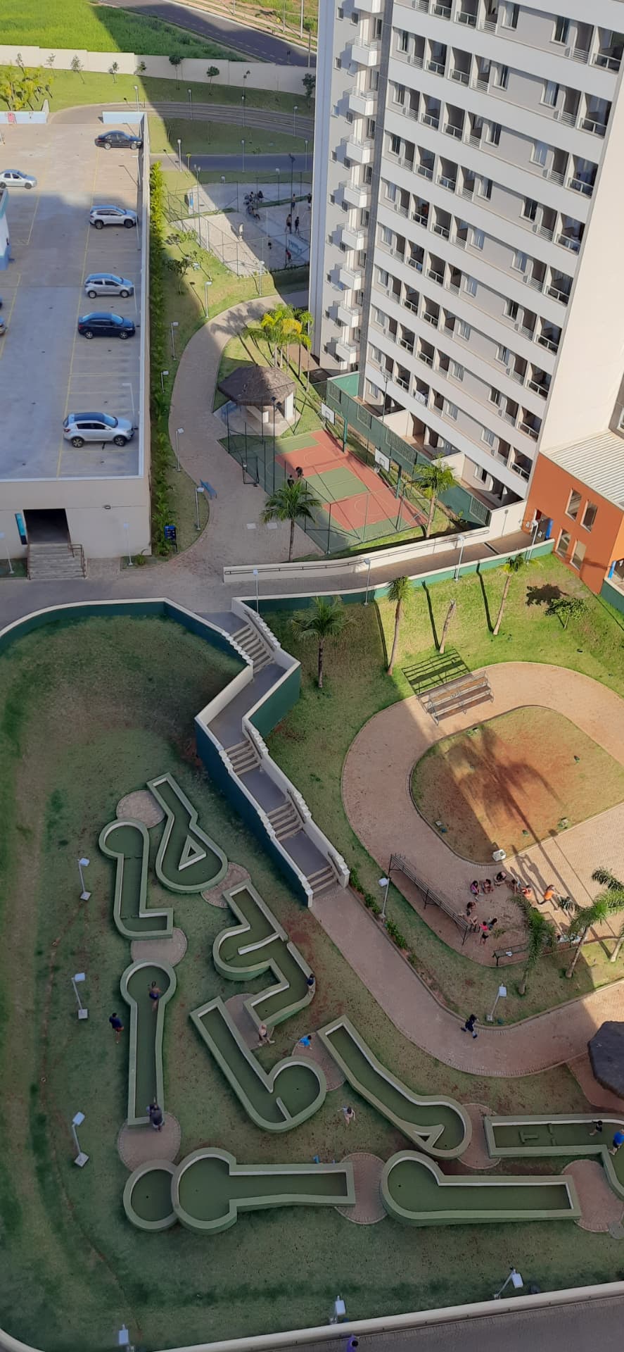 Minigolfe, quadra e área de lazer do resort vistos do alto