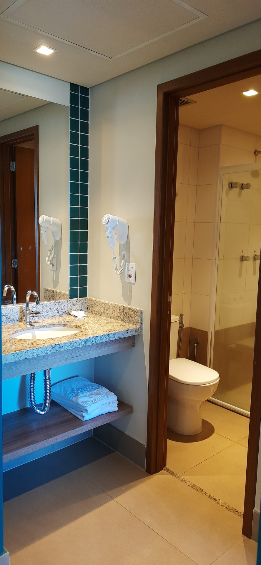 Banheiro com pia externa, secador de cabelo e box