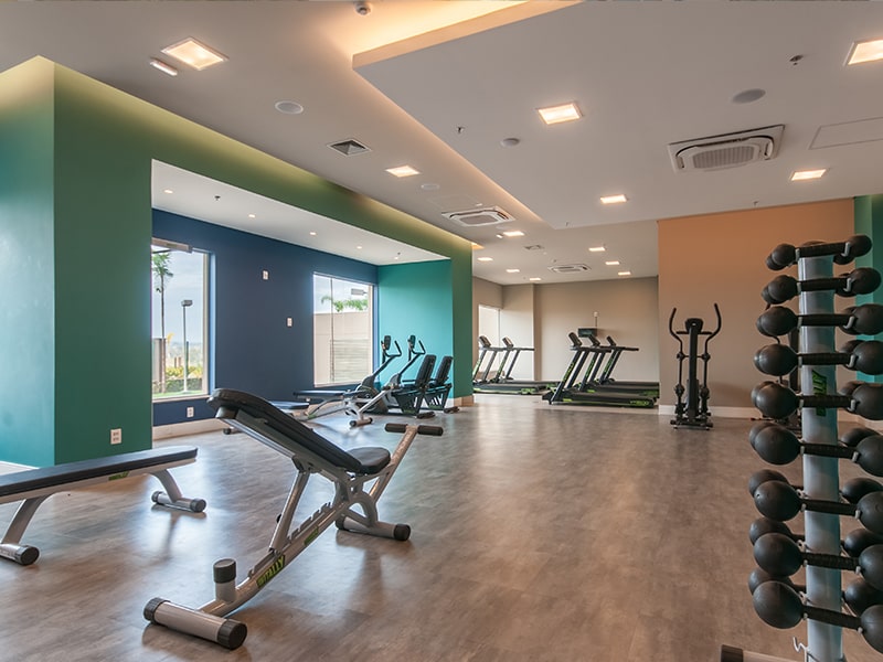 Academia do resort com esteiras e pesos