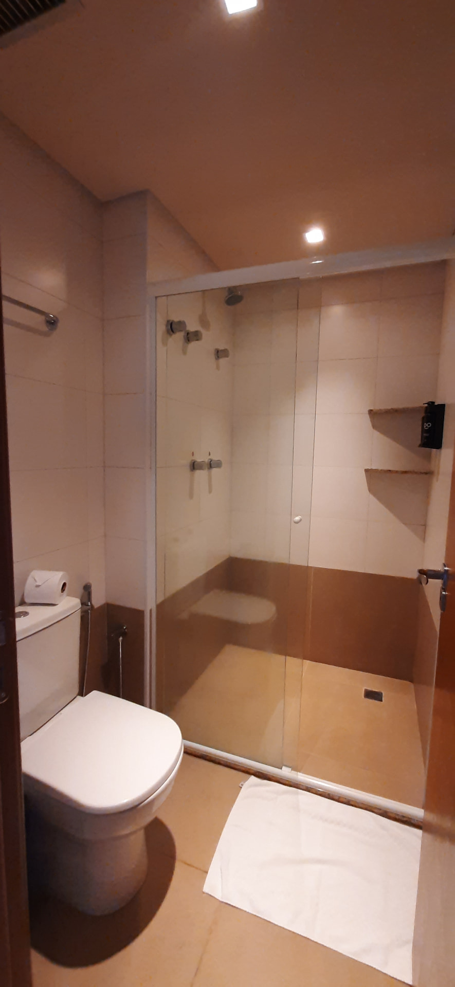 Área de banho com box e sanitário