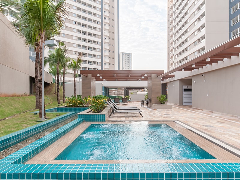 Piscina do spa com deck e espreguiçadeiras
