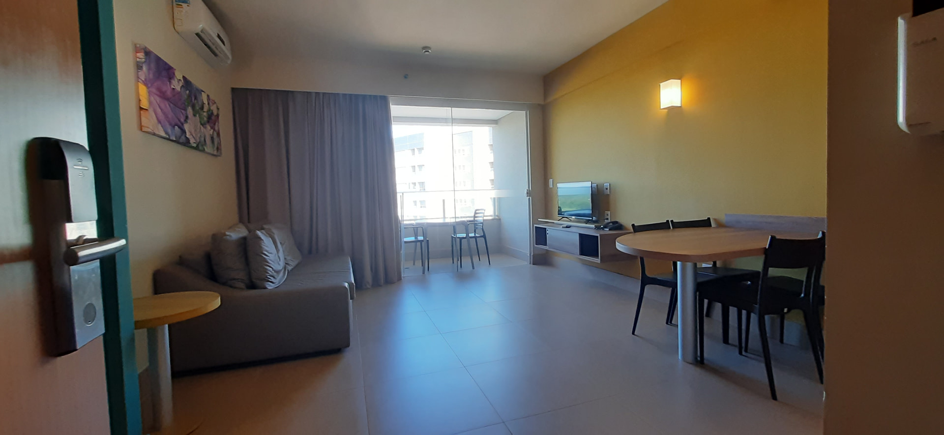 Vista da sala do apartamento em direção à varanda
