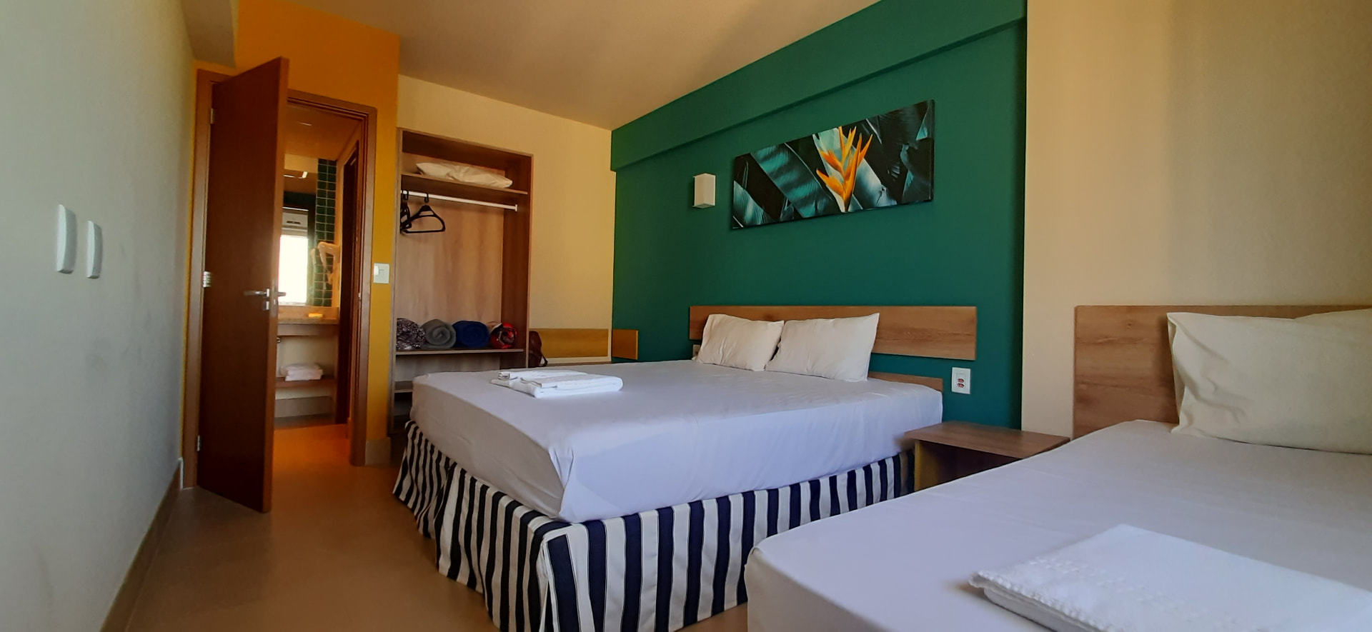Quarto com cama de casal e cama de solteiro