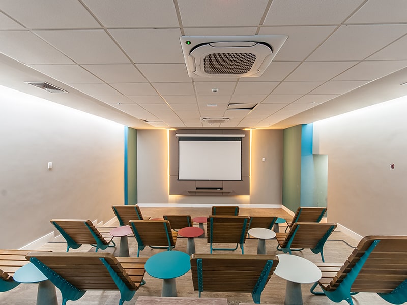 Sala de cinema do resort com telão